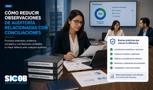 Auditor revisando documentación de conciliaciones bancarias en empresa